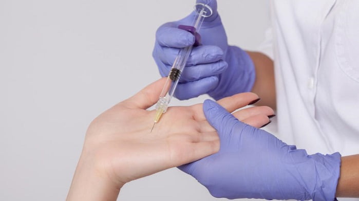 بوتاکس دست،مزایای درمان تعریق کف دست ها با تزریق بوتاکس